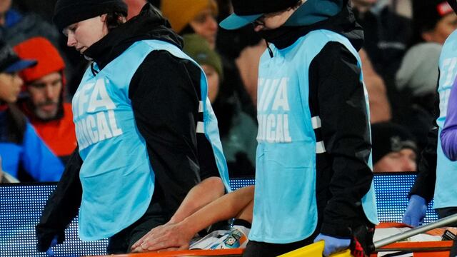 La cordobesa Florencia Bonsegundo es retirada en camilla. Se lesionó su rodilla izquierda en el duelo ante Suecia. (AP)