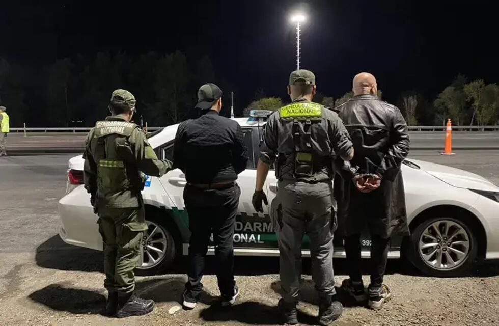 Detienen a un asesor del Senado con unas 100 pastillas de éxtasis en el ingreso de Rosario: quiso coimear a los gendarmes