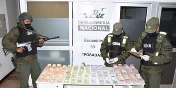 Partieron desde Leandro N. Alem con más de tres millones de pesos sin declarar.