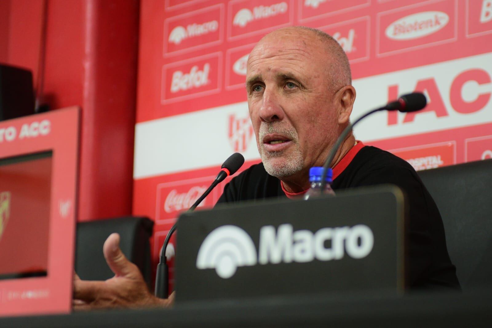 Daniel Oldrá, DT de Instituto, en la conferencia de prensa. (José Gabriel Hernández / La Voz)