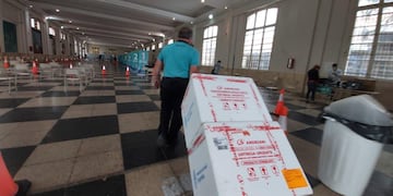 El arribo de dosis de la vacuna al Comedor Universitario. (Foto: Andy Ferreyra)