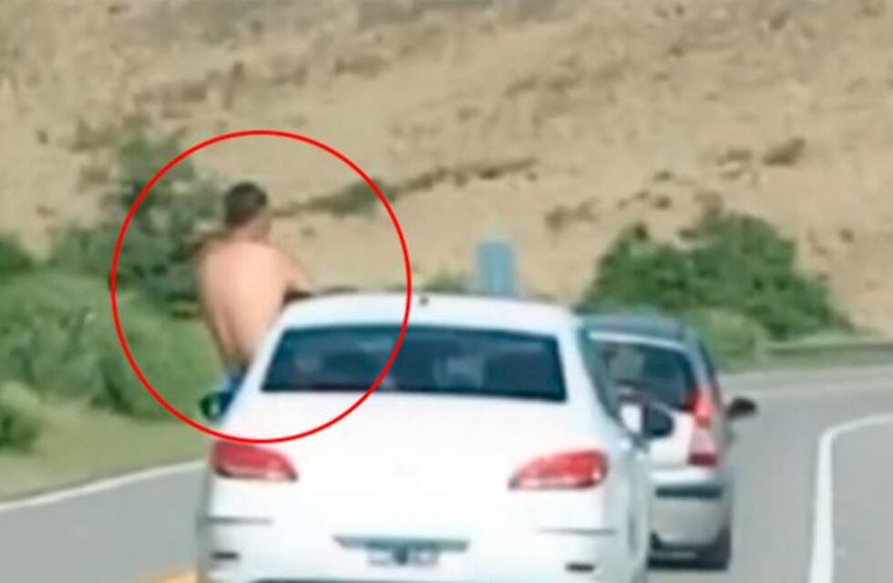 Imprudencia en Córdoba: filmaron a un hombre sacando el torso por la ventanilla de un auto en movimiento
