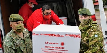 Personal de las fuerzas armadas bajando las vacunas.