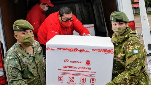Personal de las fuerzas armadas bajando las vacunas.