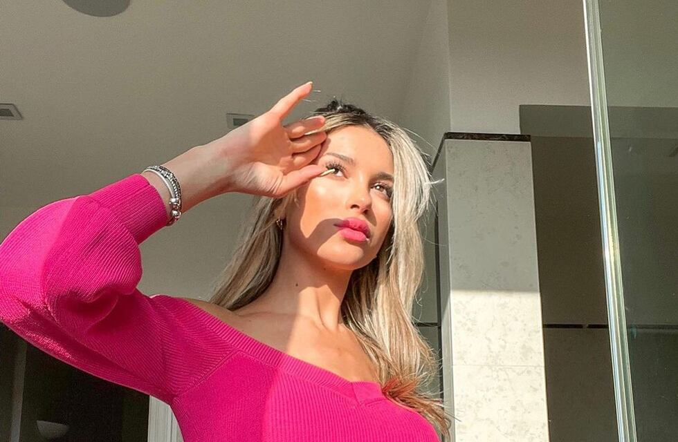 Agustina Gandolfo recibió el calor europeo con una bikini negra de tiras para el infarto