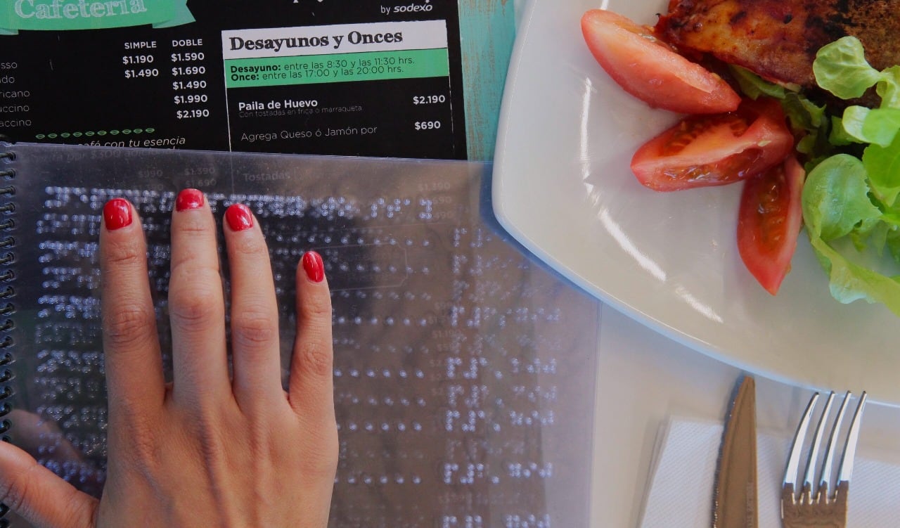 Menús en braille y en macrotipo para las establecimientos gastronómicos de las playas de Tres Arroyos