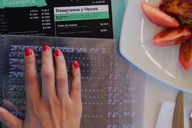 Menús en braille y en macrotipo para las establecimientos gastronómicos de las playas de Tres Arroyos