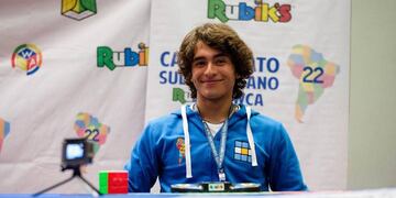 El estudiante de economía puede acomodar el rompecabezas en menos de 8 segundos.