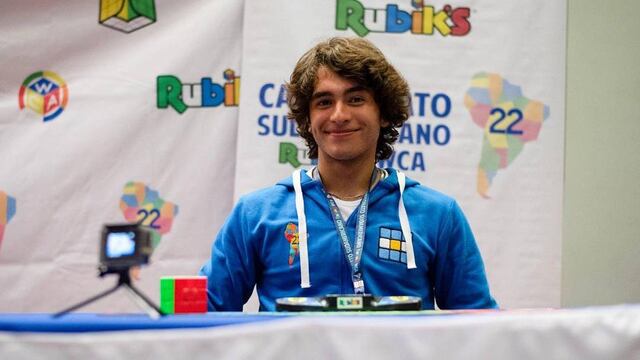 El estudiante de economía puede acomodar el rompecabezas en menos de 8 segundos.