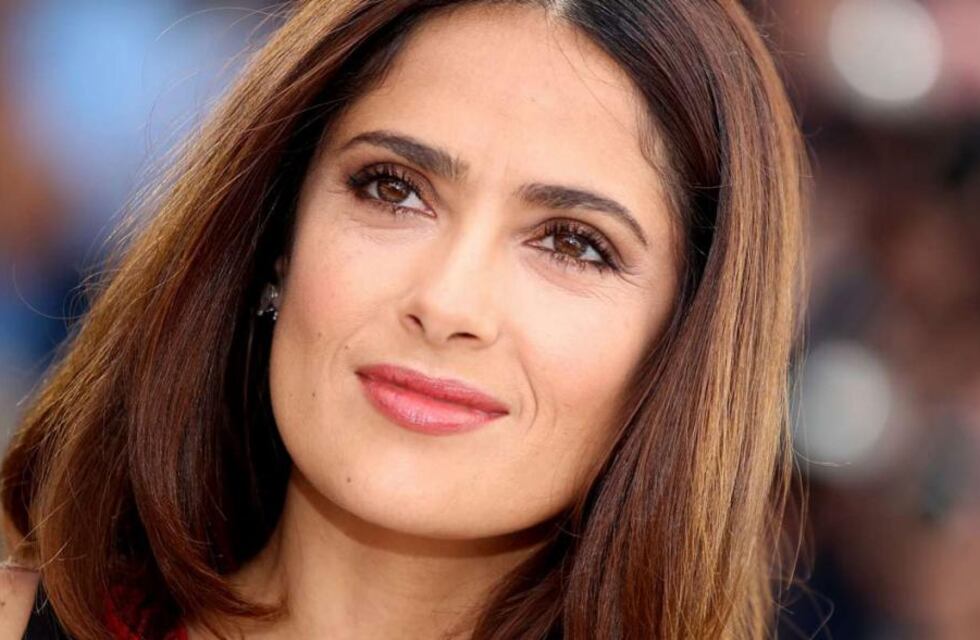 Salma Hayek, la famosa actriz mexicana, causó furor a sus 56 años en microbikini negra