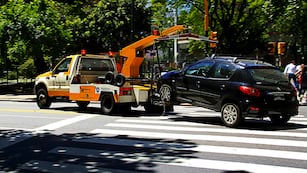 Las compañías de seguros ya no están obligadas a ofrecer el servicio de grúa. Foto: Los Andes