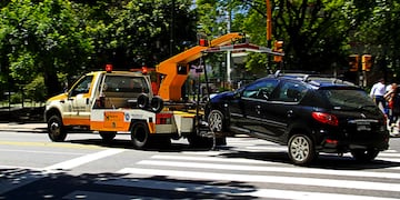 Las compañías de seguros ya no están obligadas a ofrecer el servicio de grúa. Foto: Los Andes