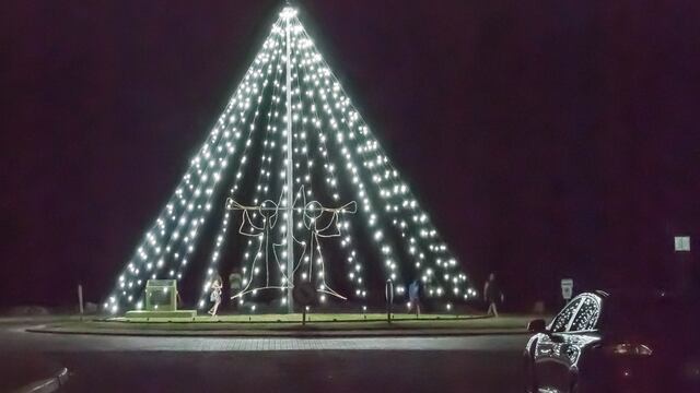 Árbol navideño en la costanera de Miramar de Ansenuza