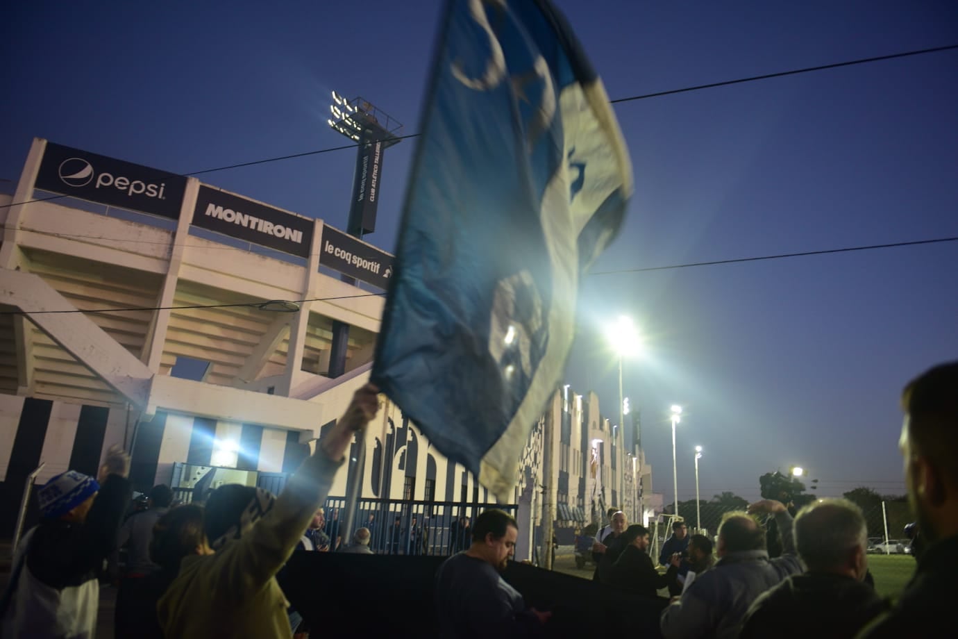 Un grupo de socios e hinchas de Talleres se reunió en la Boutique para protestar por la mala campaña del equipo en el Torneo Clausura. (José Gabriel Hernández / La Voz)