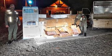 Gendarmería Nacional procedió a la incautación de un total de 78 cajas que contenían 1.166 kilogramos de langostinos.