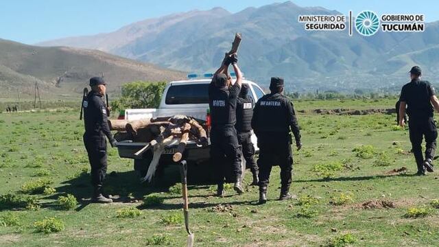 Personal policial para quita postes y alambrados. Fuerte operativo policial.
