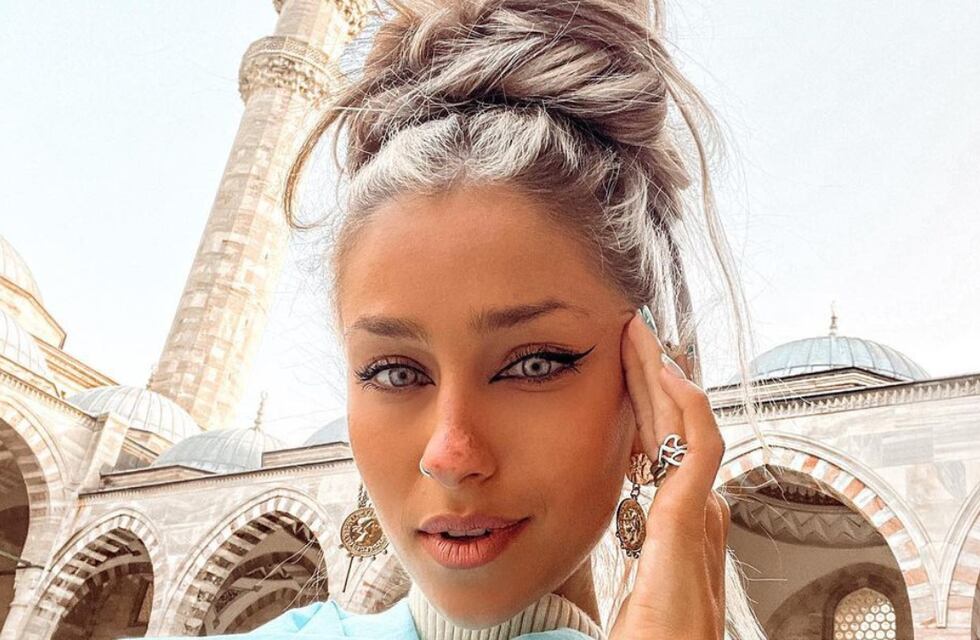 Es la influencer del momento, viaja por el mundo y la rompe en Instagram: quién es Mía Martínez