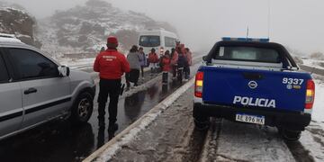 La Policía, con el grupo especial Duar rescató en las Altas Cumbres a un grupo de estudiantes y un contingente de adultos mayores. (Policía de Córdoba)