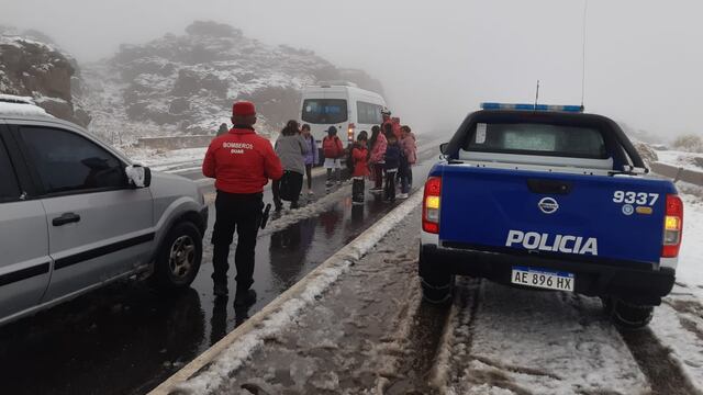 La Policía, con el grupo especial Duar rescató en las Altas Cumbres a un grupo de estudiantes y un contingente de adultos mayores. (Policía de Córdoba)