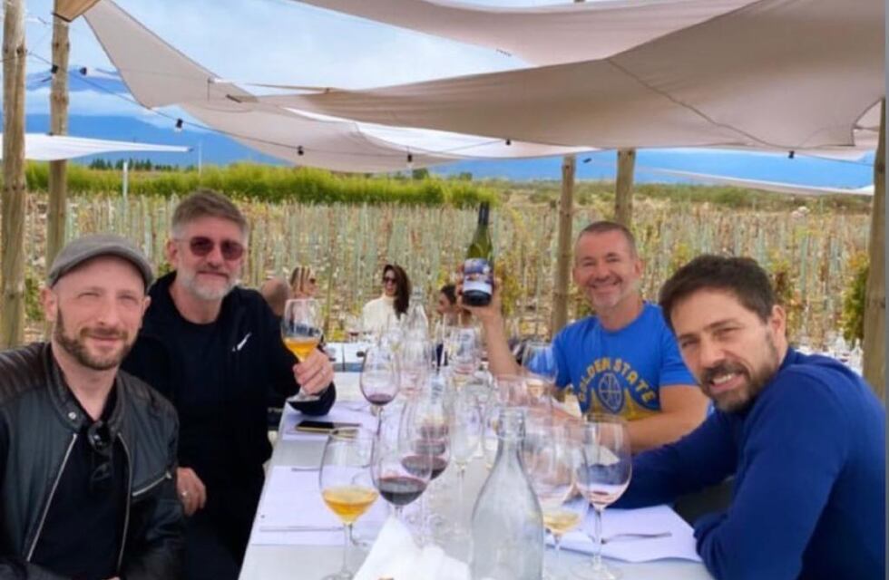 Entre viñedos del Valle de Uco, Luis Novaresio degustó vinos con su pareja