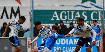 Le roedaron la manzana. Estudiantes, sorprendido por San Telmo en Río Cuarto.