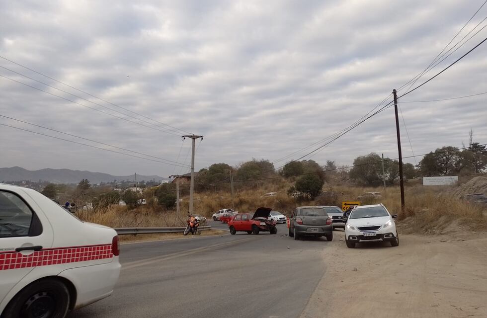 Carlos Paz: choque frontal en los Cortes de Furt afecta el tránsito en la zona