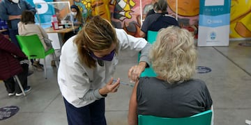 Vacunatorio de Campaña ubicado en el Le Parc. Foto Orlando Pelichotti / Los Andes.