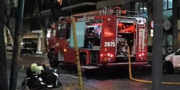 Varias dotaciones de Bomberos trabajaron en el lugar para contener las llamas.