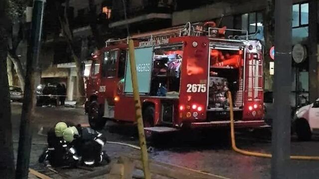 Varias dotaciones de Bomberos trabajaron en el lugar para contener las llamas.