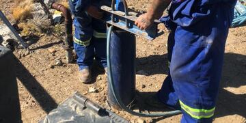 Servicios Públicos trabaja en la activación de pozos de tomas de agua en Cañadón Quintar.