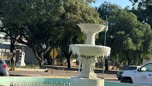 El agua amaneció completamente congelada, ante las bajas temperaturas en Jesús María.