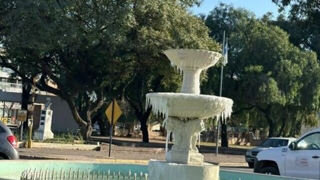 El agua amaneció completamente congelada, ante las bajas temperaturas en Jesús María.
