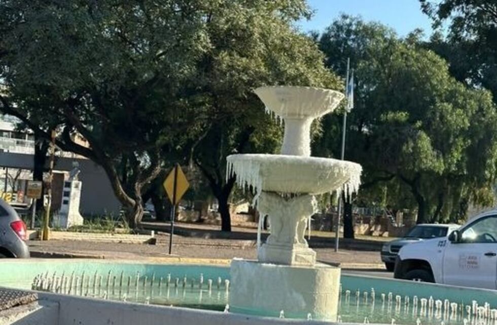 Ola polar en Córdoba: se congeló parte del río Santa Rosa y una fuente en Jesús María
