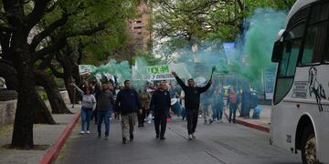 Los municipales protestan este miércoles en Córdoba y provocan graves inconvenientes en el tránsito. (Nicolás Bravo / La Voz)
