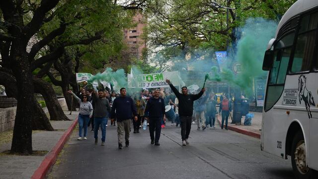 Los municipales protestan este miércoles en Córdoba y provocan graves inconvenientes en el tránsito. (Nicolás Bravo / La Voz)