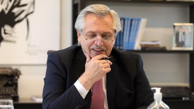 Birome en mano, el presidente Alberto Fernández mantiene una llamada en su despacho. (Foto: Presidencia)