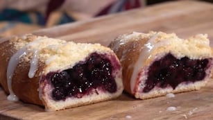 Cómo hacer pan casero dulce relleno con arándanos: la receta original de Gladys Olazar, de Cocineros Argentinos