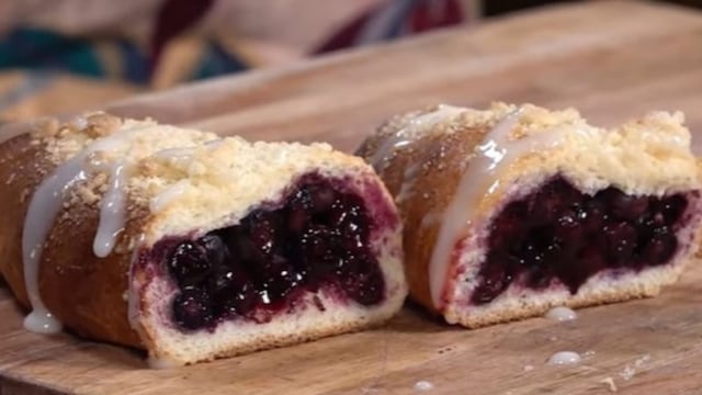 Cómo hacer pan casero dulce relleno con arándanos: la receta original de Gladys Olazar, de Cocineros Argentinos