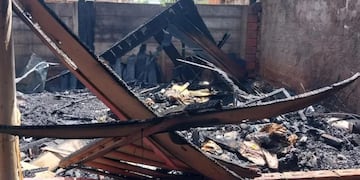 Devastador incendio dejó a una familia sin hogar en Puerto Iguazú.