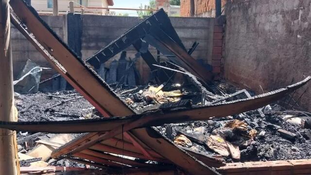 Devastador incendio dejó a una familia sin hogar en Puerto Iguazú.
