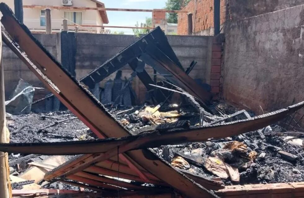 Devastador incendio dejó a una familia sin hogar en Puerto Iguazú