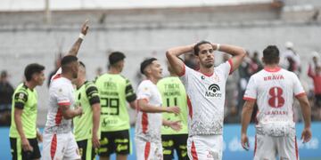 Ni Joaquín Varela ni nadie en Instituto lo puede creer. Instituto se vuelve goleado y complicado (foto Federico Lopez Claro).