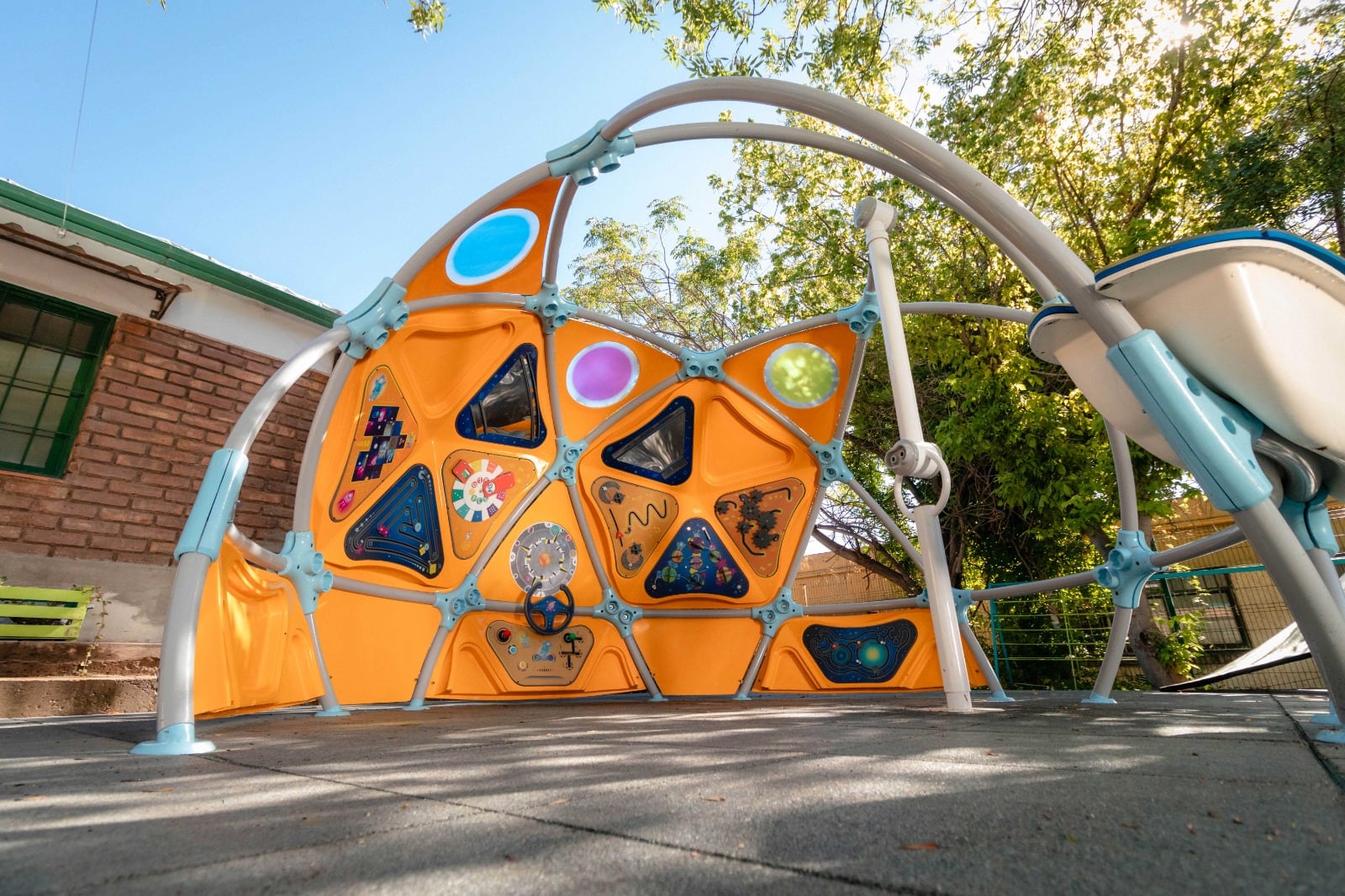 Voceros oficiales señalaron que la instalación de estos domos "refleja el compromiso conjunto del Ministerio de Educación y la Fundación Bunge y Born con la educación de calidad, facilitando espacios innovadores para la promoción del aprendizaje".