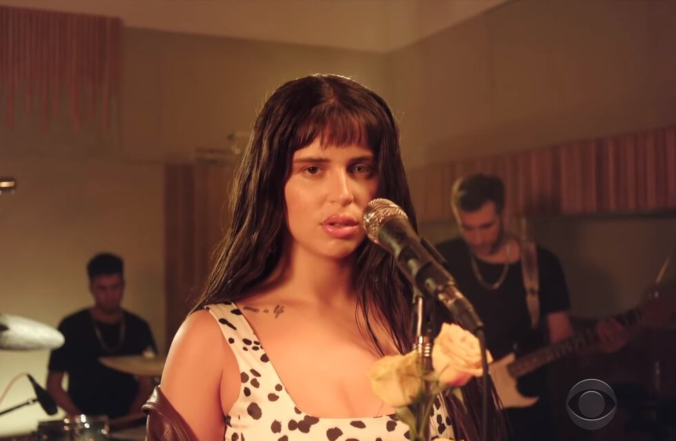 Con minienterito y súper escote, Nathy Peluso celebró su aparición en el New York Times