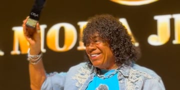 La emoción de La Mona Jiménez al recibir un premio.