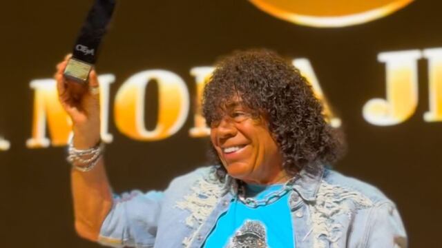 La emoción de La Mona Jiménez al recibir un premio.