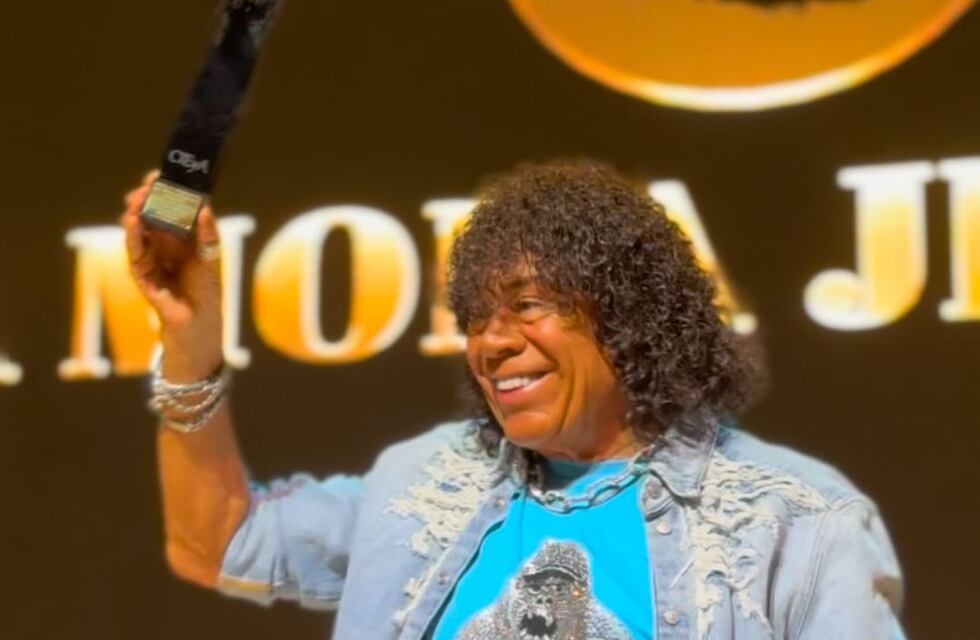 “Por más que cante para el cu..., canto con el corazón”: la emoción de La Mona Jiménez al recibir un premio