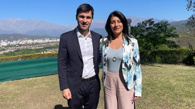 El gobernador Ignacio Torres, de Chubut, con la titular de Pro Jujuy, Claudia Machaca.