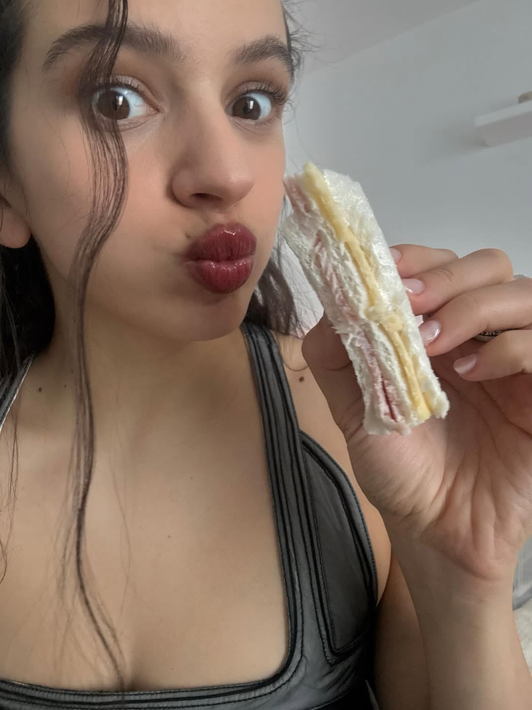 La cantante probó los sándwiches de miga.