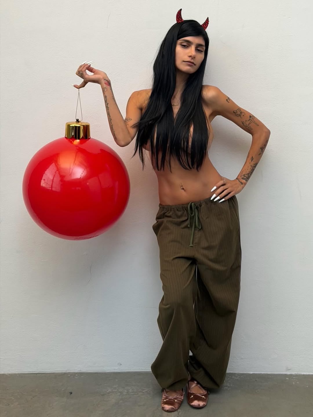 Pantalón cargo y mucha piel: Mia Khalifa jugó al límite de la censura con un look ultra jugado y arrasó en Instagram